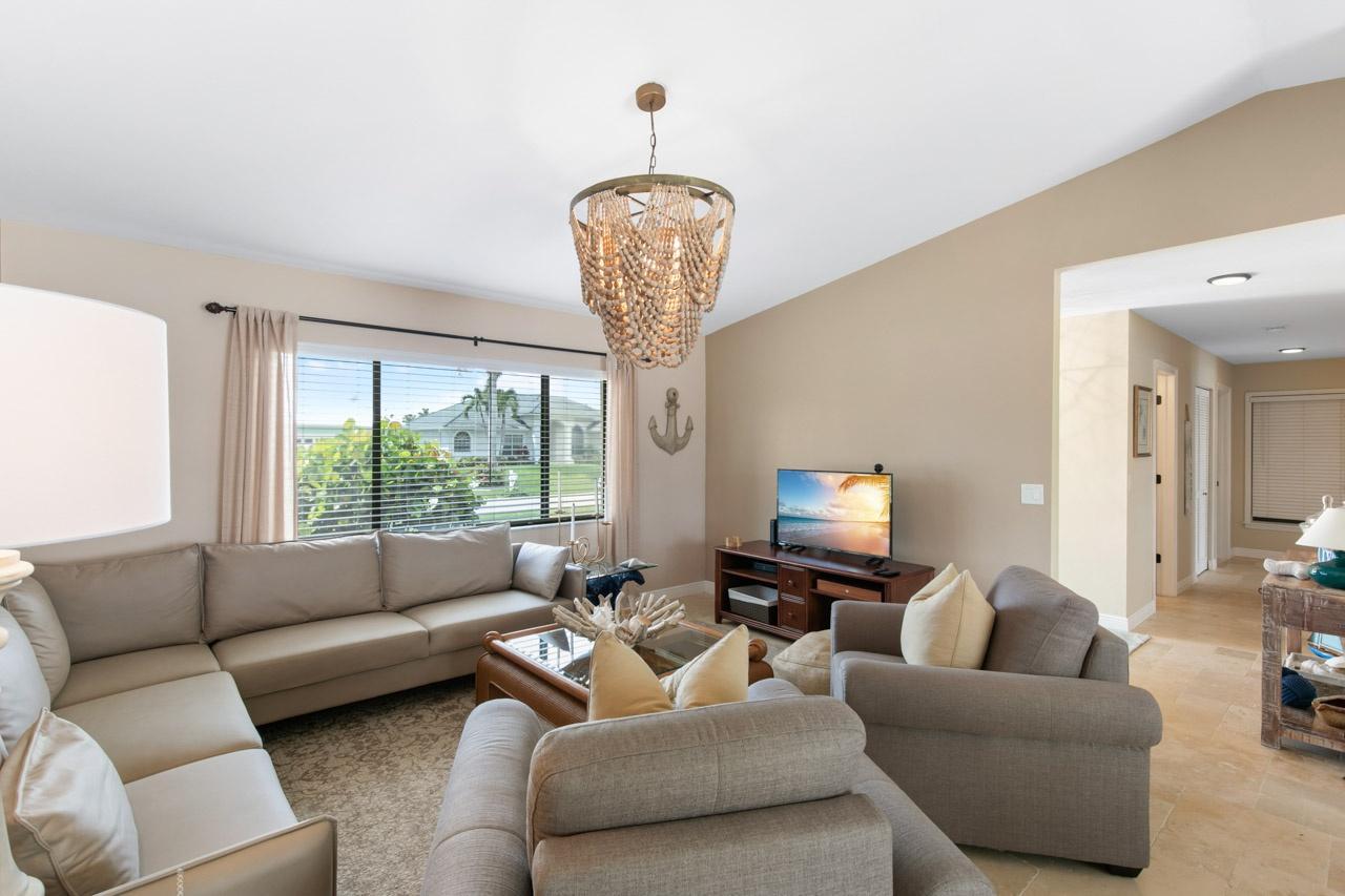 SHENANDOAH CT. 1184 LUXURY WATERFRONT POOL HOME! 3 Bedroom Home