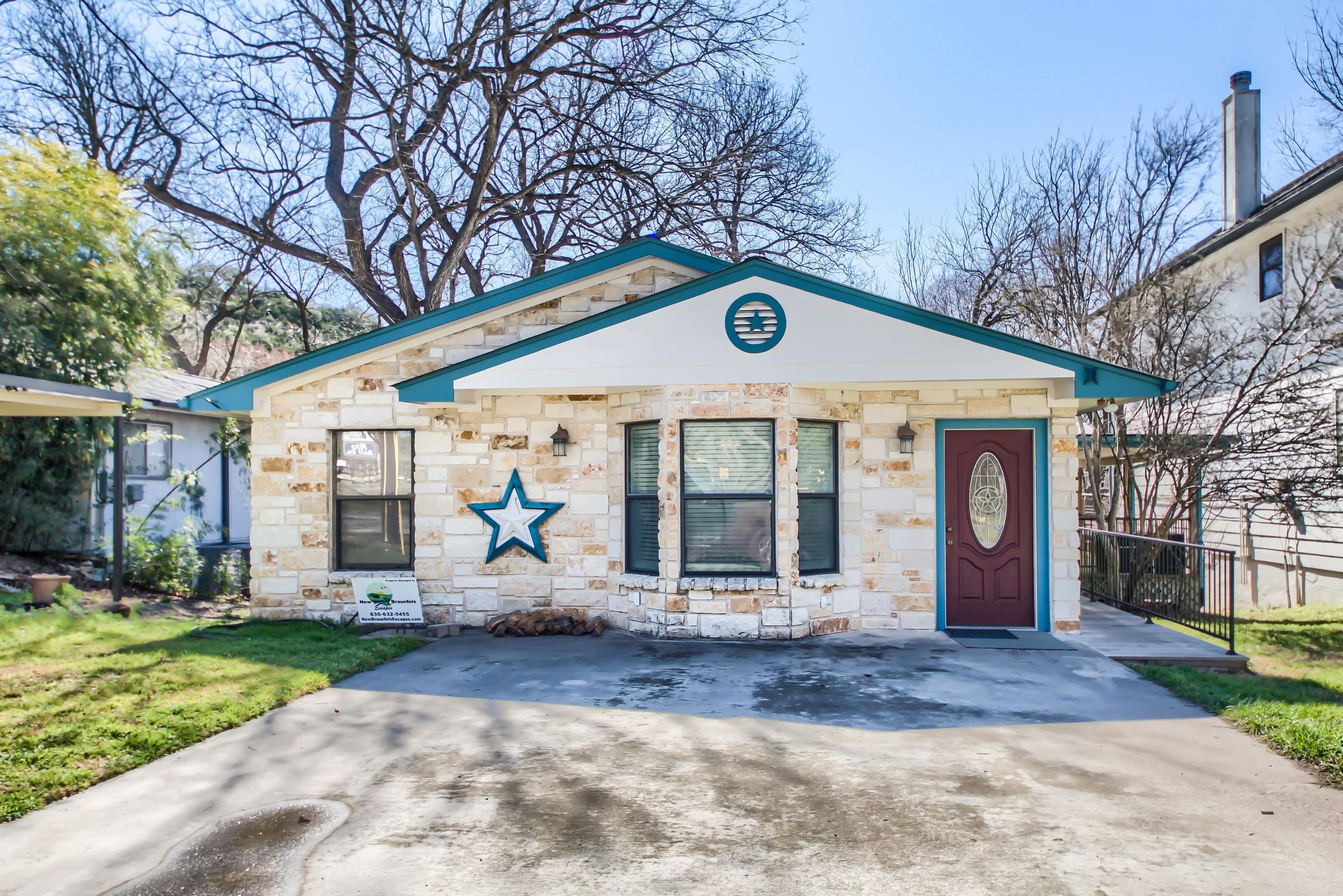 Hondo's River Haus RR 1300 4 Bedroom Home Vacation Rentals Homes & Hideaways by World of Hyatt