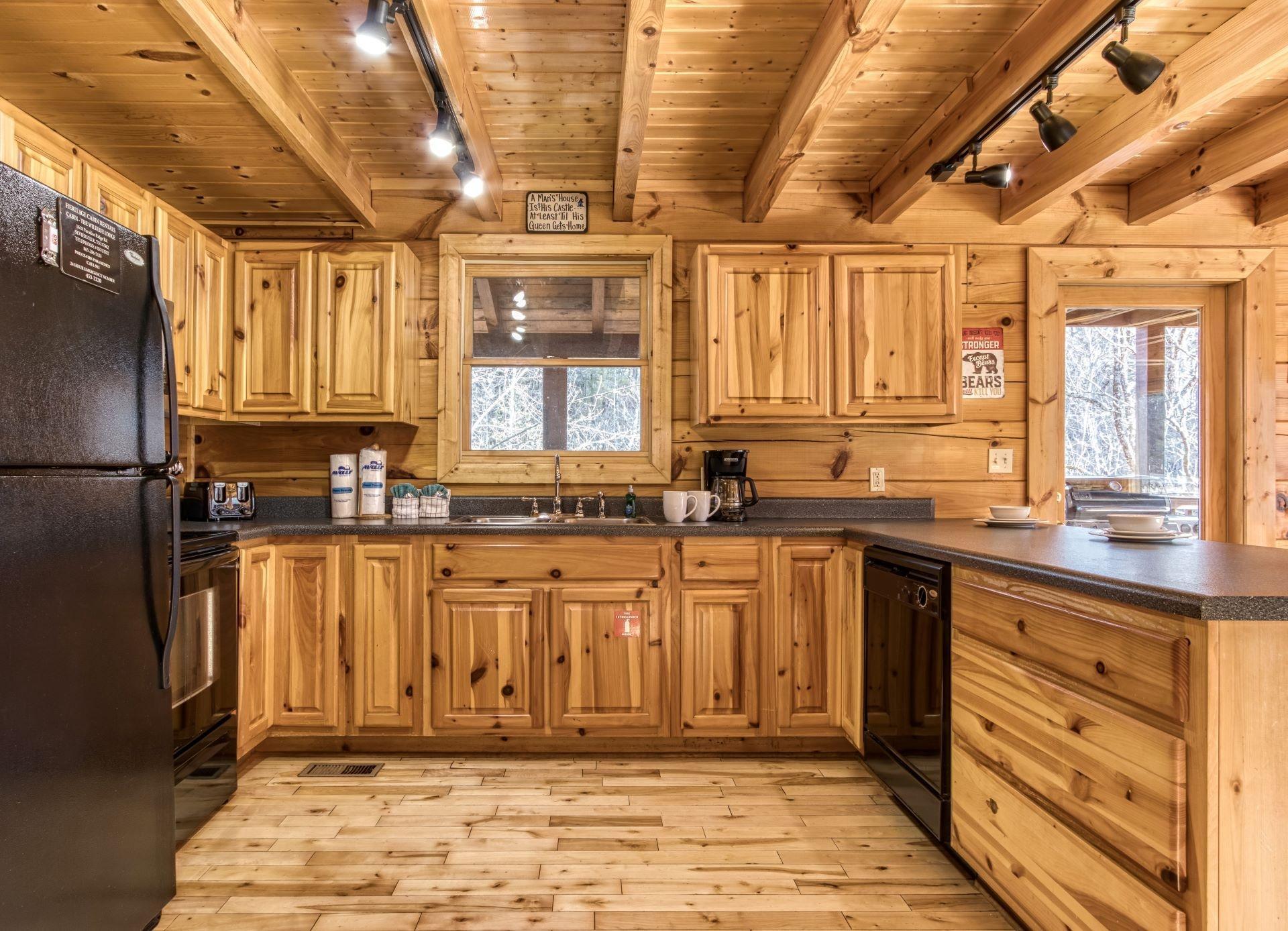 The Wildlife Lodge GREAT LOCATION! CLOSE TO TANGER OUTLETS! 5 Bedroom Cabin Vacation Rentals